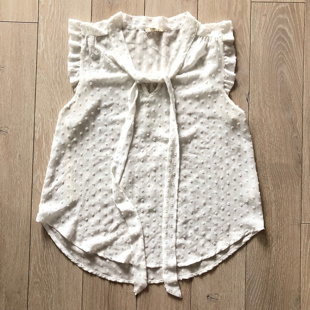 EM Textured Sleeveless Chiffon Blouse in White Size M